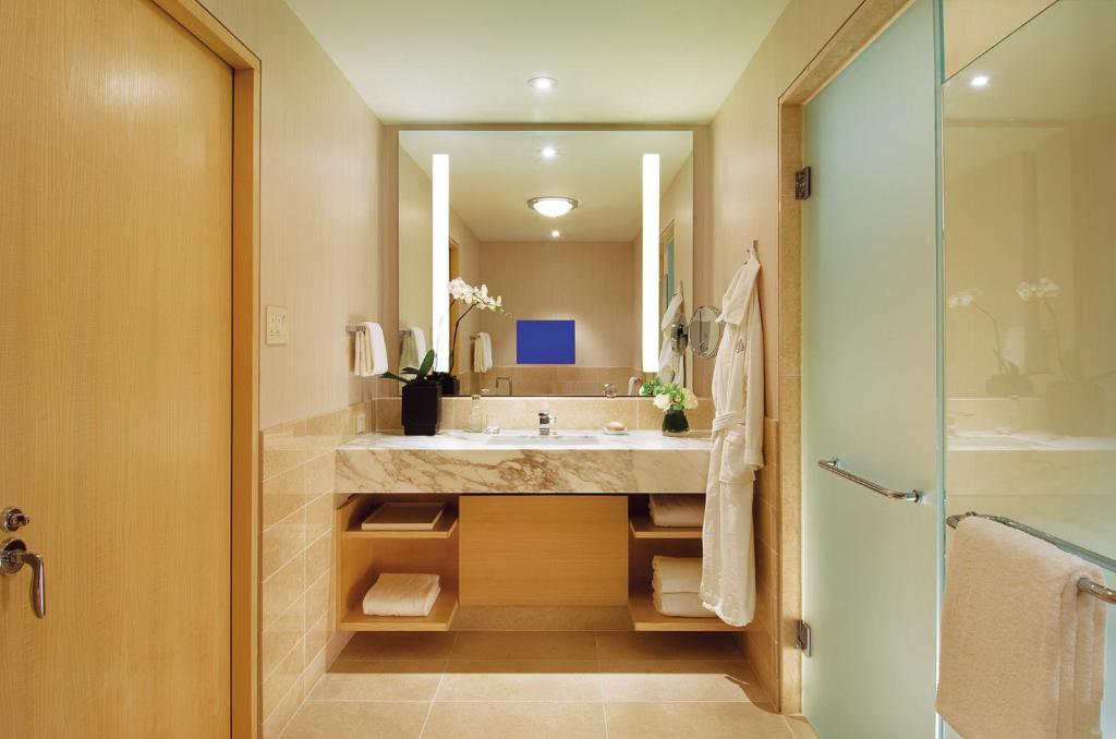 Corner Deluxe Bay View King